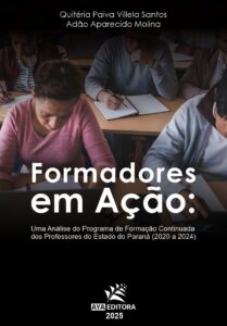 Capa do livro Formadores em Ação, com professores em sala de aula escrevendo em cadernos durante formação continuada no Paraná.
